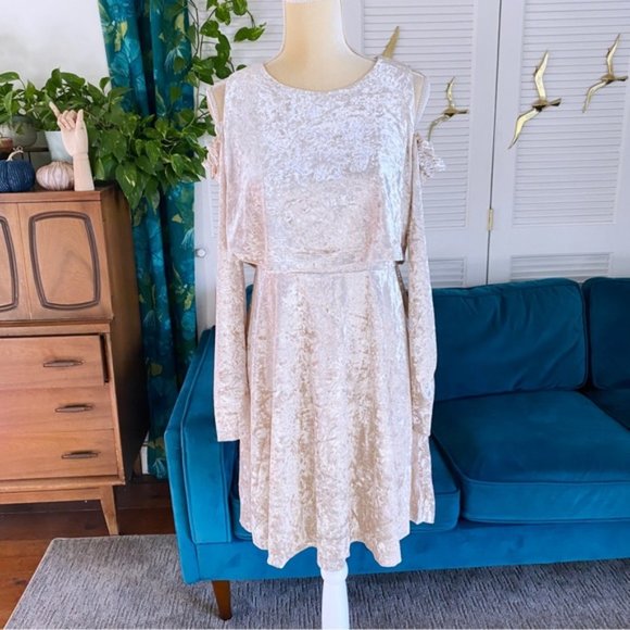 Easel | Holly Holiday Long Sleeve Ice Crushed Velvet Cold Shoulder Flowy Dress - Picture 3 of 14